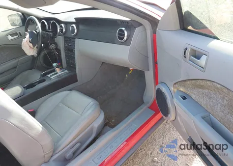 2008 Ford Mustang V6 Deluxe/V6 Premium z USA, uszkodzony, nr VIN 1ZVHT80N685204494